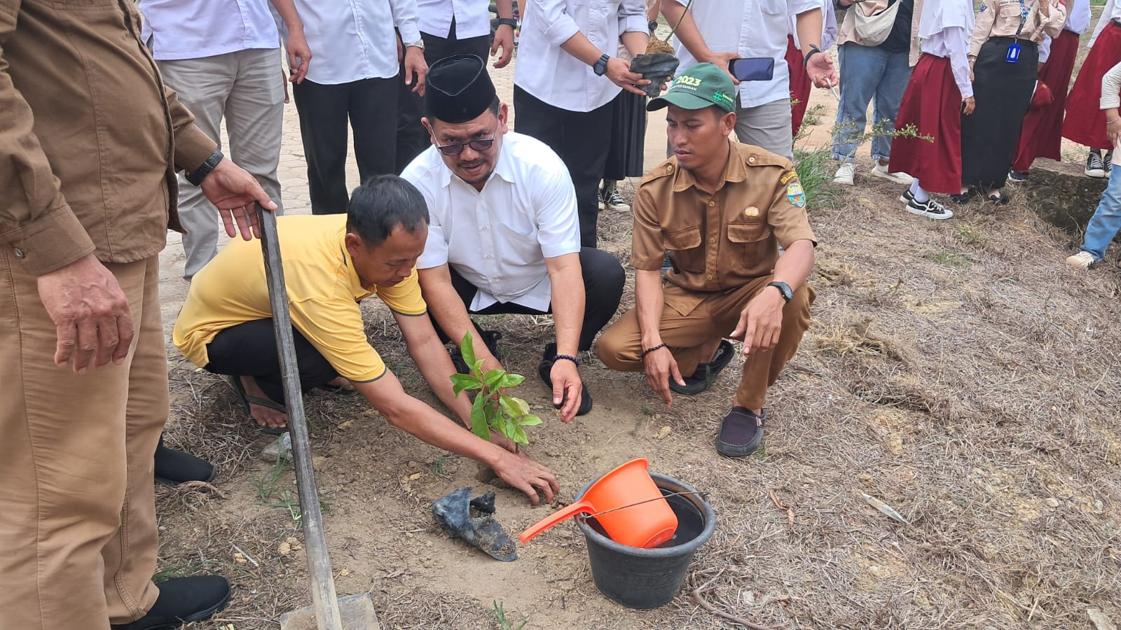Tinjau Mahasiswa KKN, Rektor UIN STS Ikuti Aksi Tanam 6500 Pohon