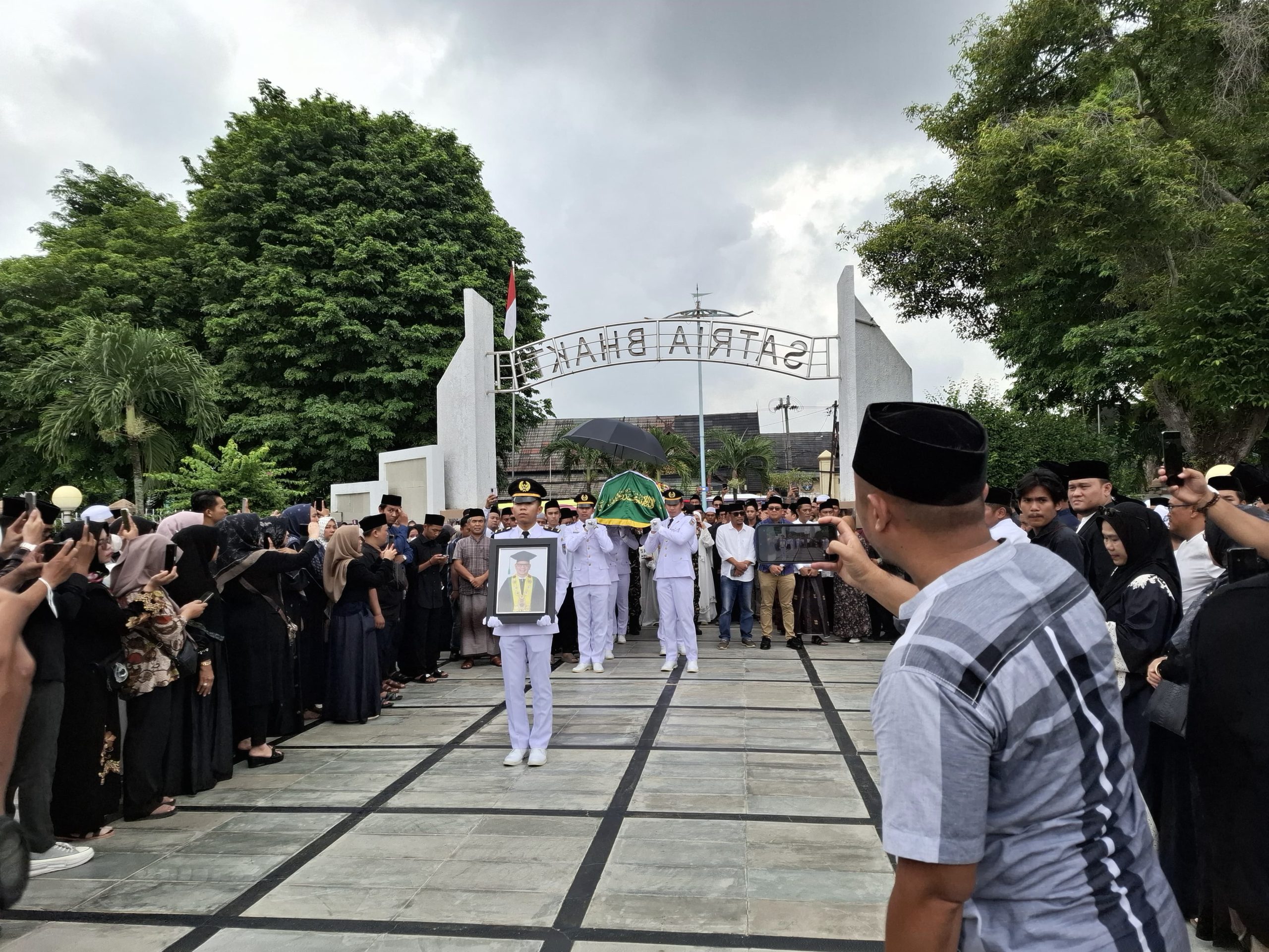 Sholat Jenazah dan Pemakaman Rektor UIN STS Jambi, Prof. Dr. As’ad Dihadiri Ribuan Orang