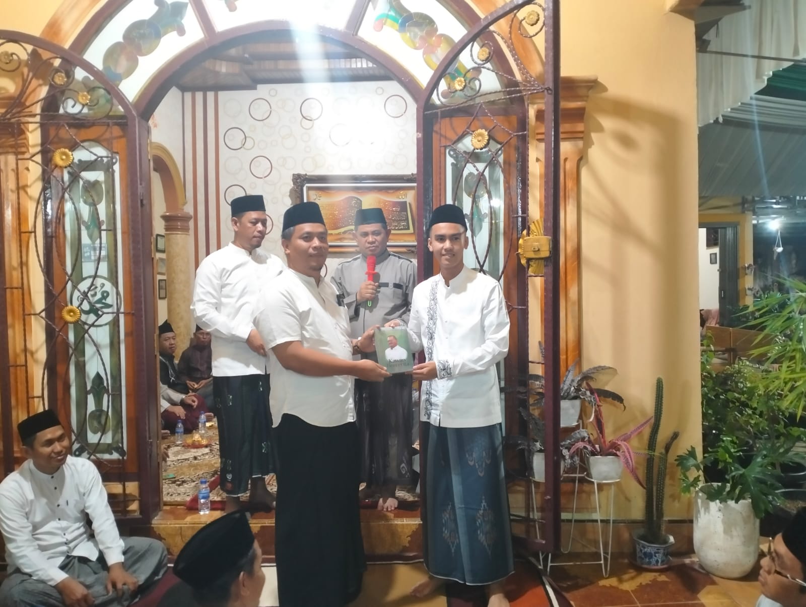 LPPM Serahkan Buku Mengenang Prof. As’ad ke Keluarga
