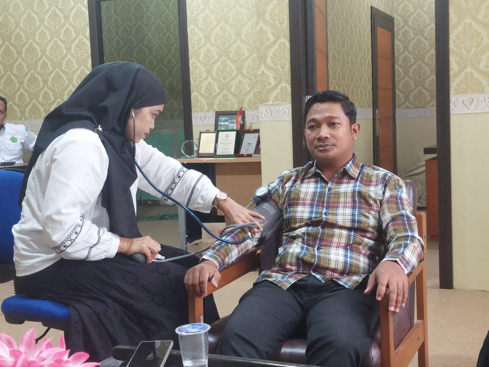 Tenaga Kesehatan Lakukan Pemeriksaan  Rutin di LPPM