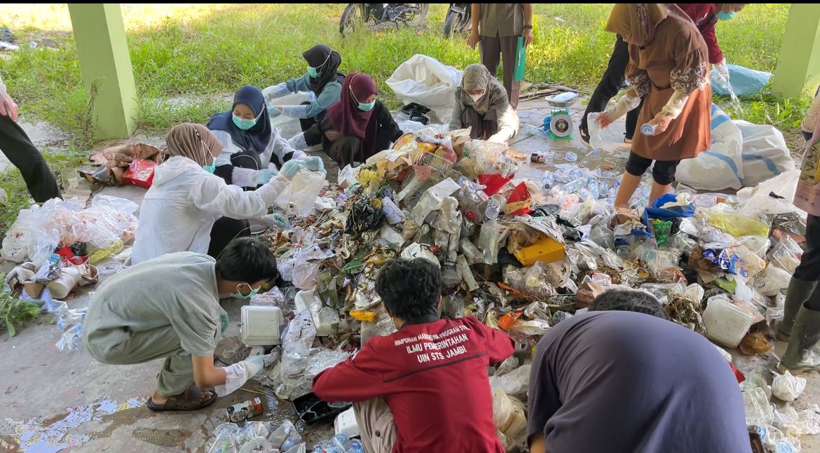 Pusat Lingkungan Teliti Volume Sampah di Kampus II UIN Jambi
