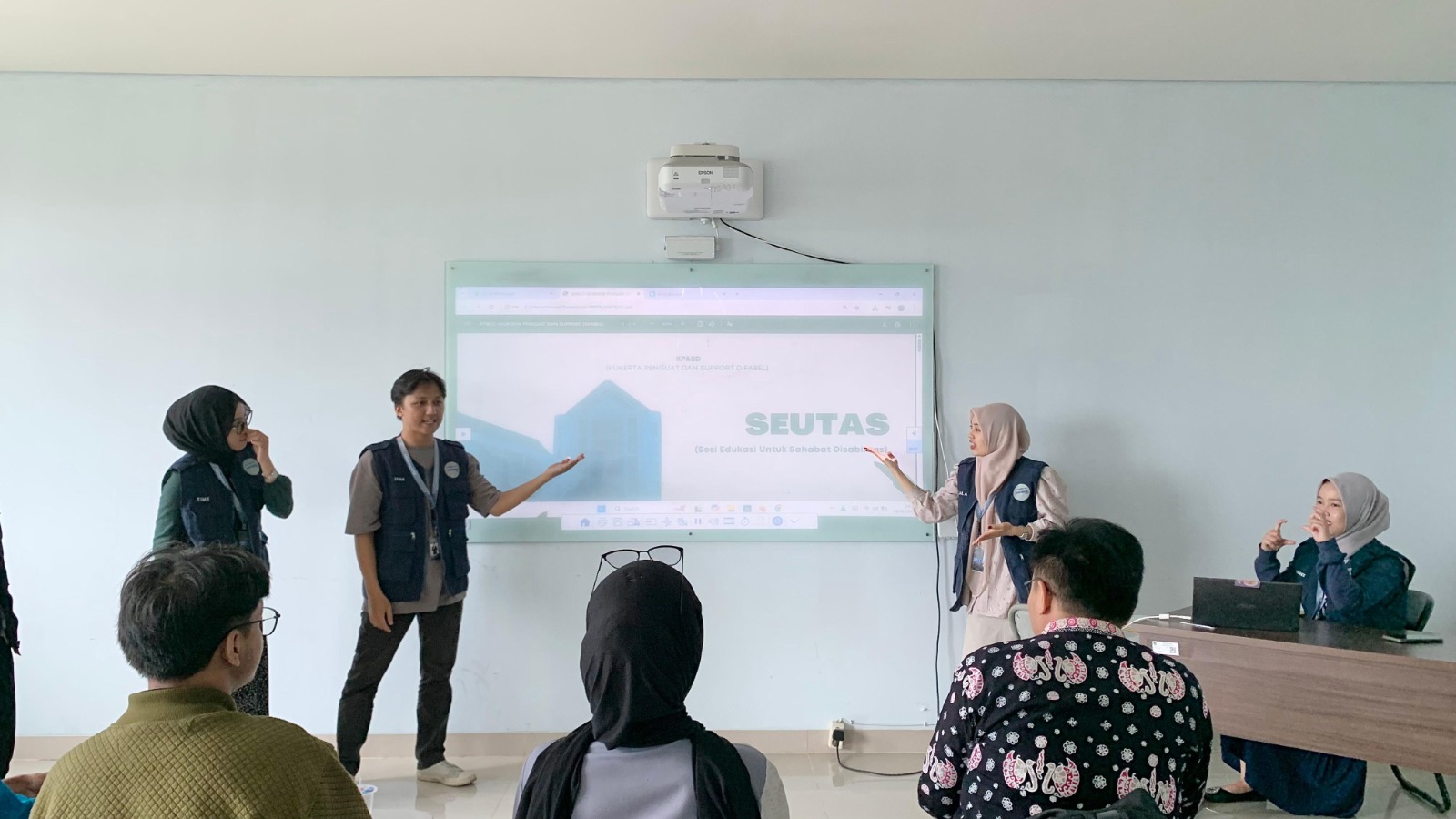Kelompok Magang PGAD Bantu Mahasiswa Difabel untuk Belajar Menelusuri Jurnal
