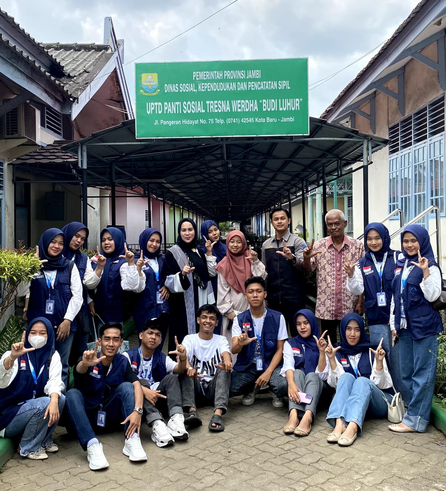 Mahasiswa Magang Satgas PPKS UIN Jambi Berbagi Kebahagiaan dengan Lansia di Panti Jompo Tresna Werdha