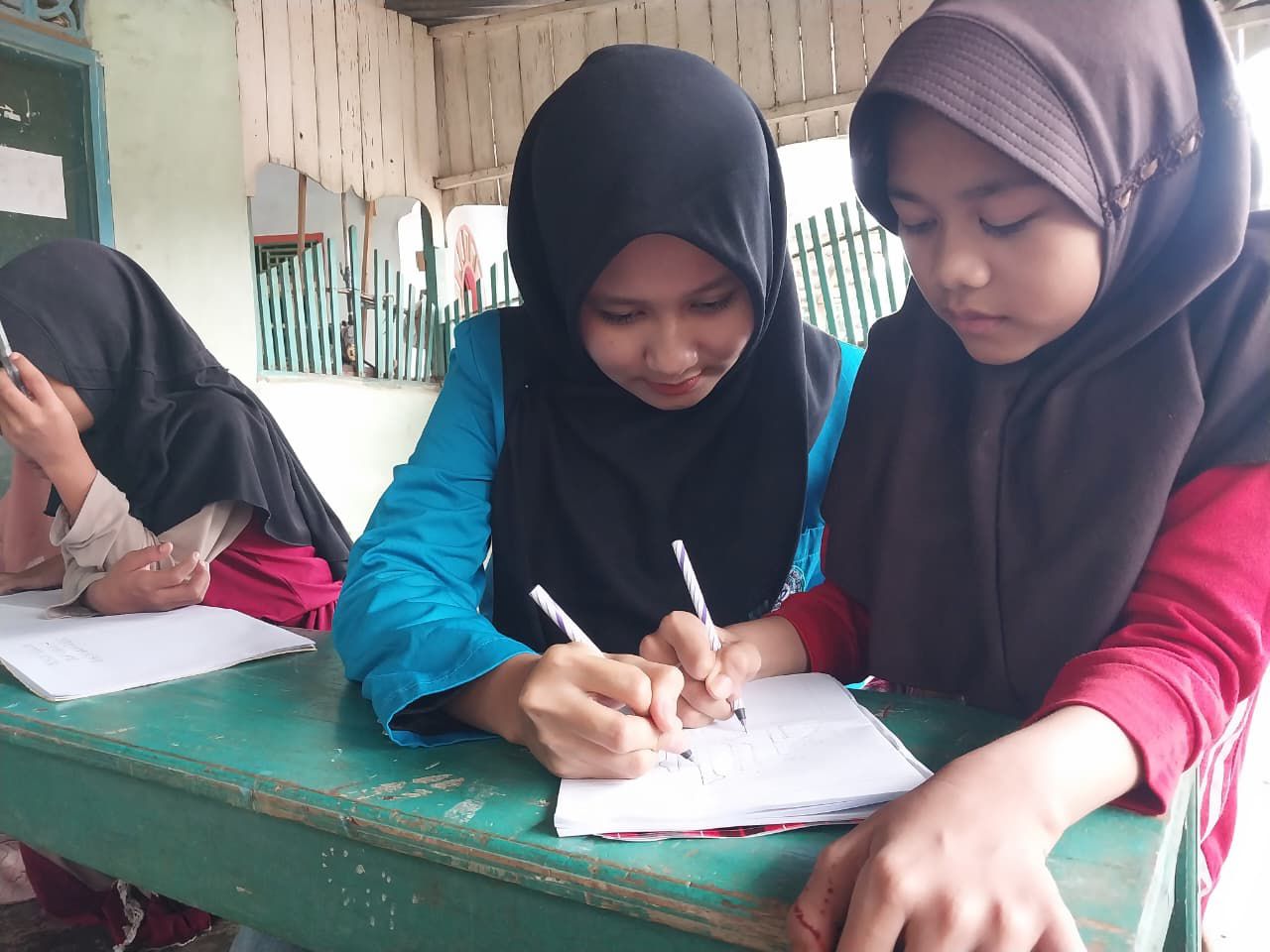 Mahasiswa  Kukerta Mandiri Latih Anak-anak Menulis  Bahasa Arab