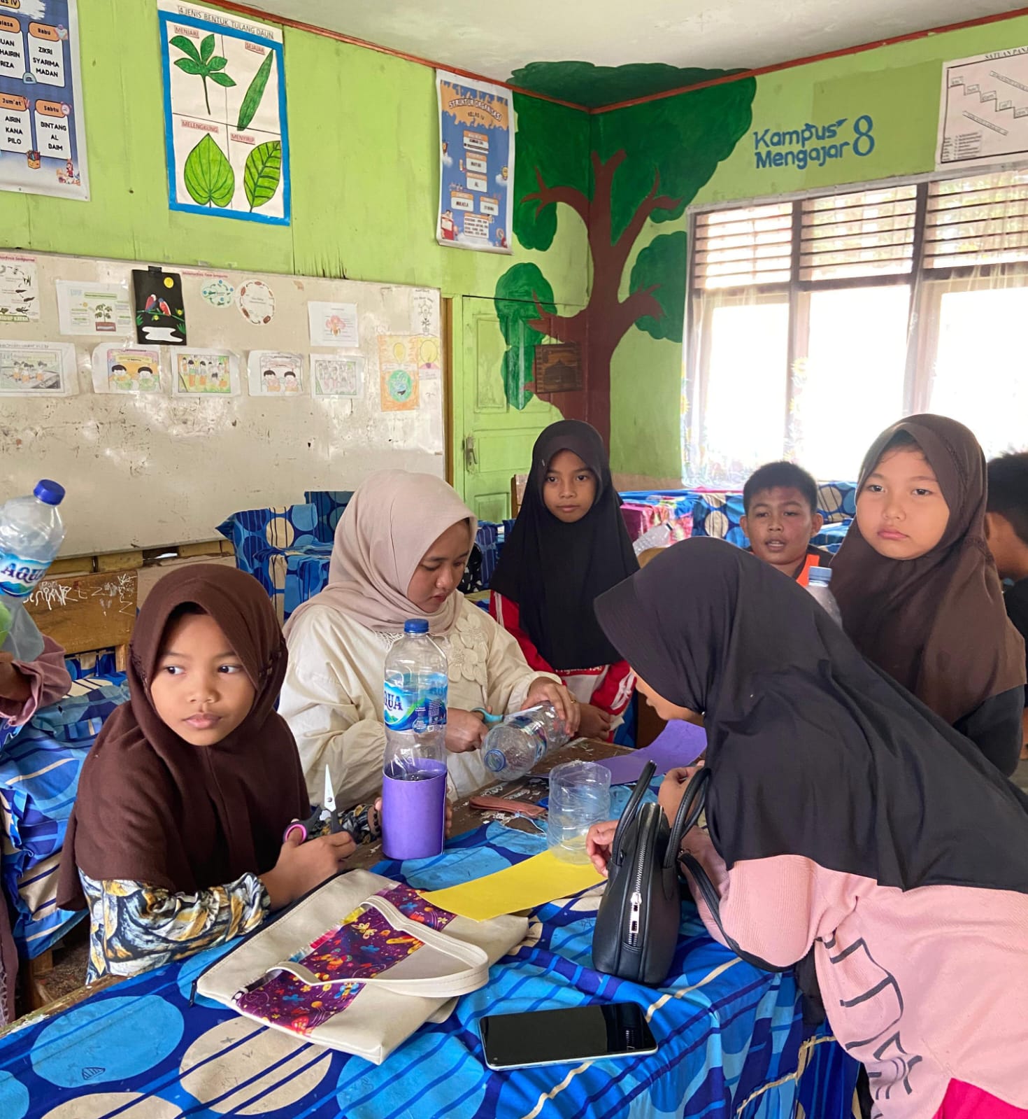 Mahasiswa Kukerta Edukasi Pemilahan Sampah dan Daur Ulang Botol Plastik Menjadi Karya Bernilai