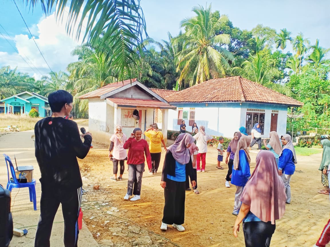 Senam Lansia, Merajut Kesehatan dan Kebersamaan di Desa Pasar Terusan Kabupaten Batang Hari
