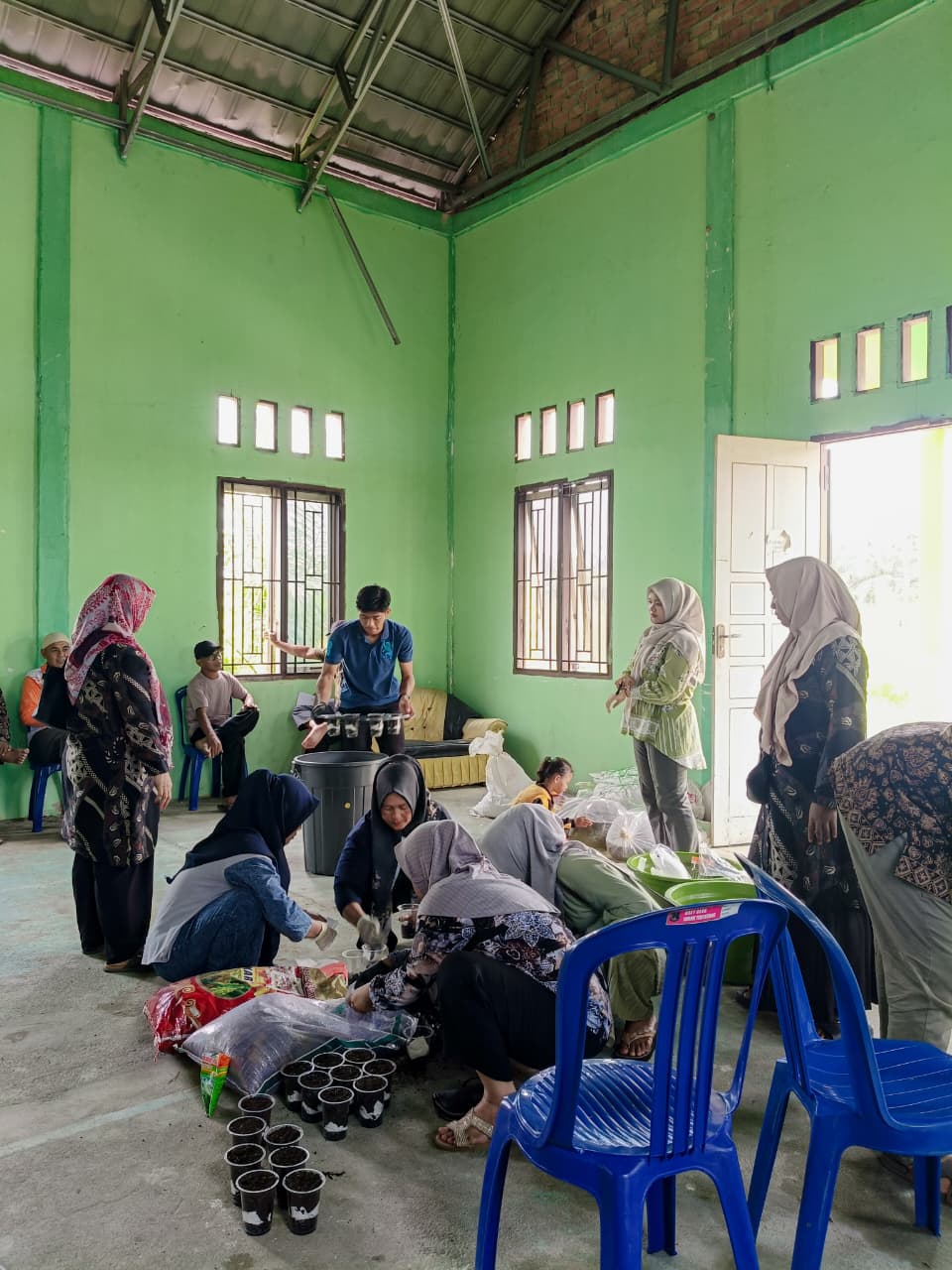 Mahasiswa Kukerta Mandiri Gelar Pelatihan Budidaya Ikan dan Sayur dalam Ember di Desa Dusun Simpang – Tanjung Jabung Barat