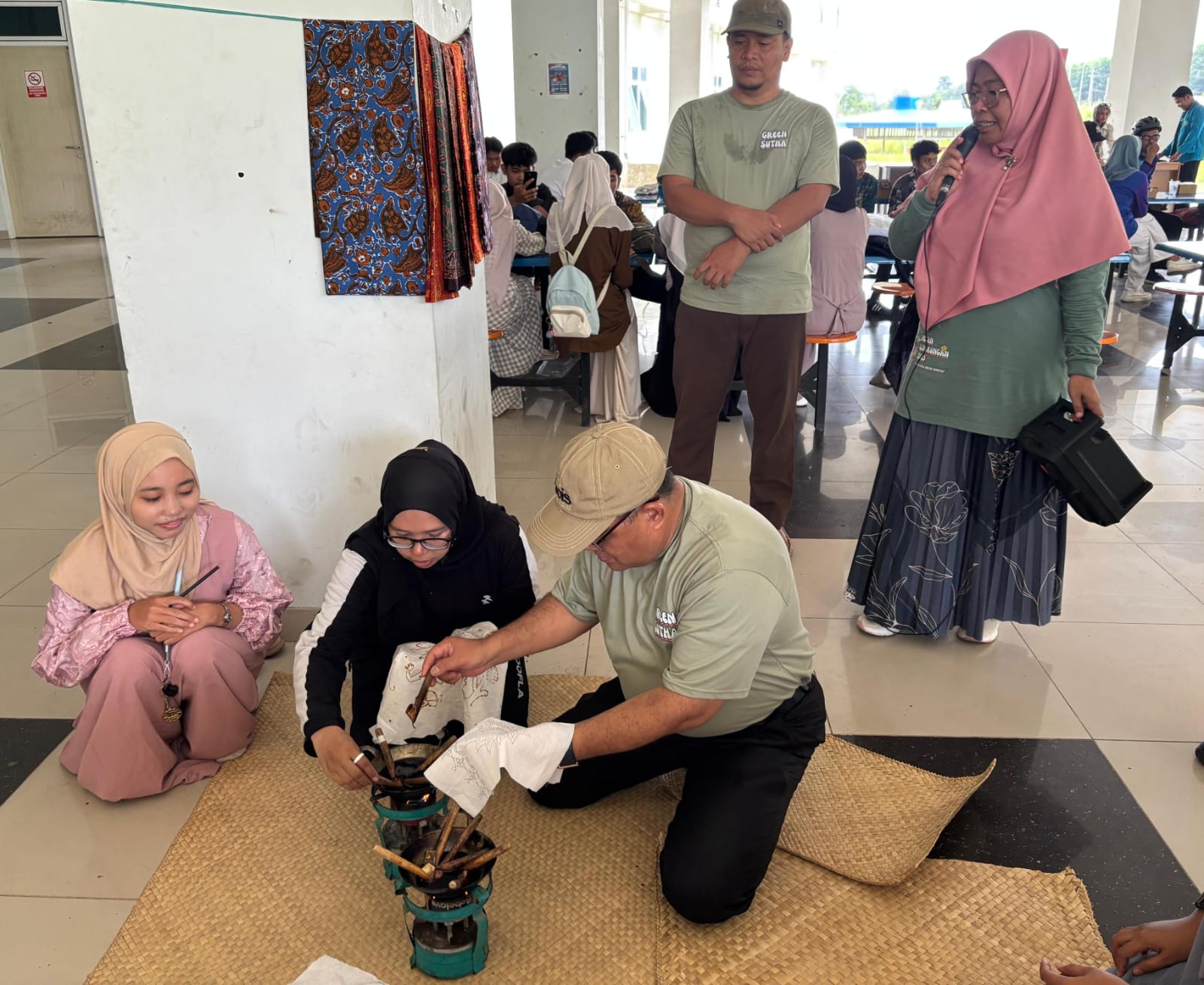 Setelah Bersepeda dan Resmikan Sutha Eco Ride, Rektor Membatik di Stand Fakultas Adab