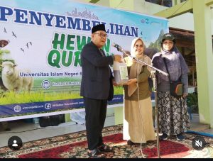 Korpus Lingkungan Hidup dan SDGs LPPM Bagikan Ecoenzym untuk Dukung Kurban Ramah Lingkungan