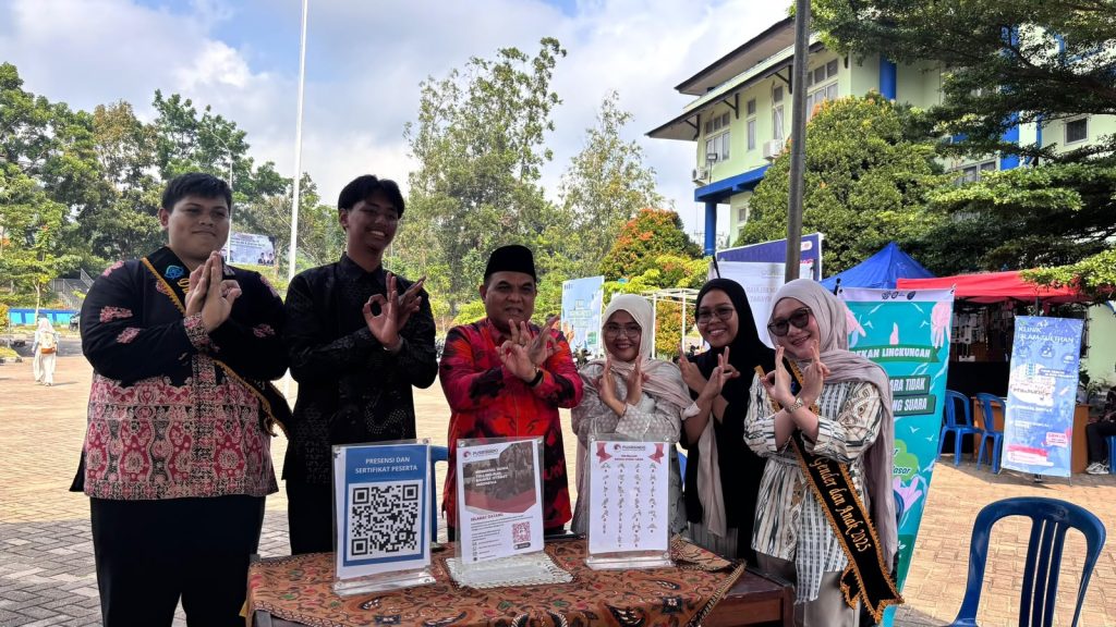 Rektor Kunjungi Bazaar Pekan Lingkungan, Dukung Inovasi Produk Bisnis Ramah Lingkungan