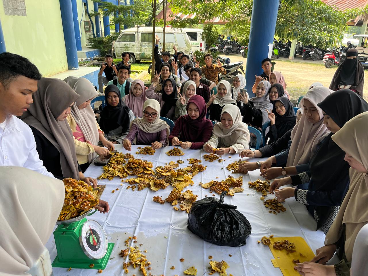 Komitmen Wujudkan Kampus Hijau, LPPM Gelar Pembuatan Eco Enzyme Bersama