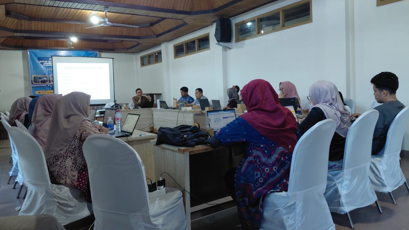 Hari Kedua Retret, Peserta Perdalam Penyusunan Abstrak dan Pendahuluan