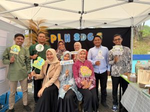 PLHSDGs dan Nakes Bagi Masker di PBAK